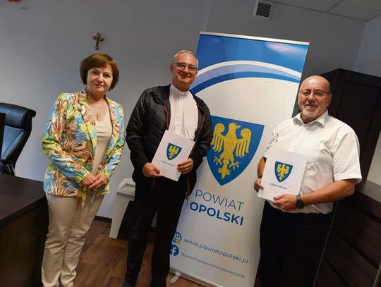 Drewniany kościół w Zakrzowie Turawskim z charakterystyczną wieżą i gontowym dachem, wpisany do rejestru zabytków.