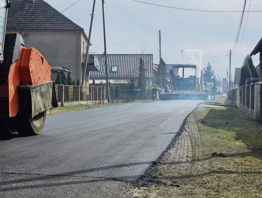 Prace drogowe na jednej z modernizowanych tras powiatu opolskiego
