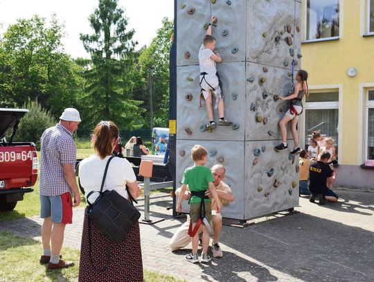 Mieszkańcy Dylak oddają krew podczas pikniku strażackiego przy krwiobusie