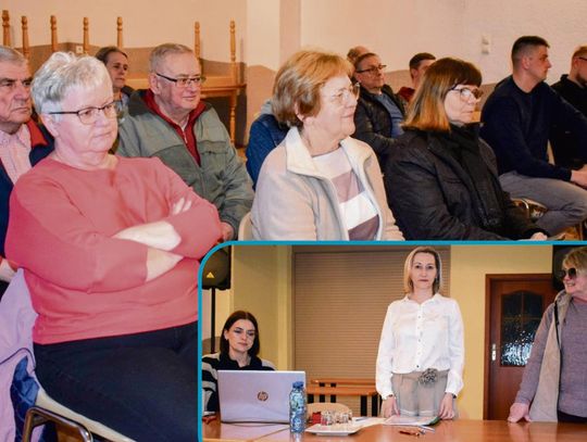 Puste krzesła podczas zebrania wiejskiego w Dylakach, symbolizujące brak chętnych do rady sołeckiej