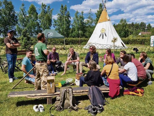 Dyskutowali pod namiotami  i kształcili się wśród drzew