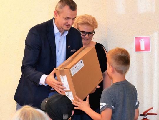 Dzieci z gminy Ozimek otrzymały bezpłatny sprzęt komputerowy
