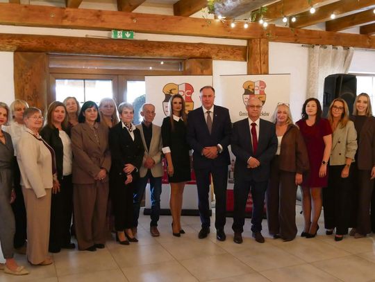 Gminne obchody Dnia Edukacji Narodowej w Przysieczy – przedstawiciele władz gminy Prószków, dyrektorzy szkół i placówek oświatowych oraz nauczyciele podczas uroczystości.