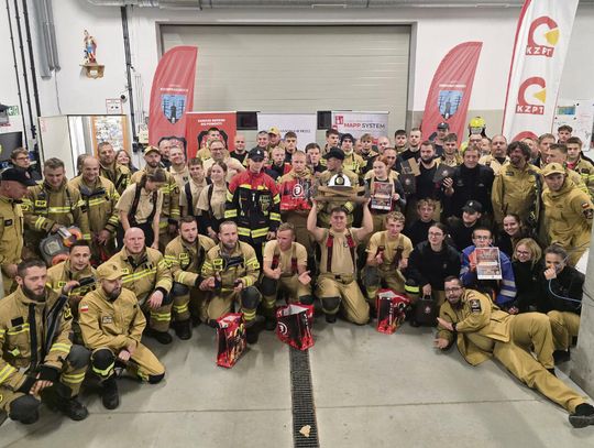Fire Challenge Komprachcice 2026 – strażacy ochotnicy podczas nocnych konkurencji sprawdzających sprawność fizyczną, wiedzę ratowniczą i współpracę zespołową.
