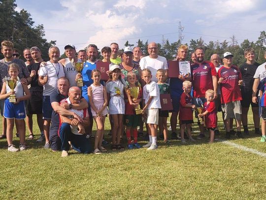 Uczestnicy 26. turnieju sportowego firm o Puchar Wójta Gminy Tarnów Opolski organizowanego przez LZS Burza Kosorowice.