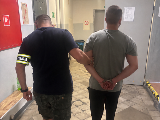 „Zabezpieczone przez policję w Opolu narkotyki i waporyzatory — widok na zapakowane dowody rzeczowe po przeszukaniu mieszkania.”