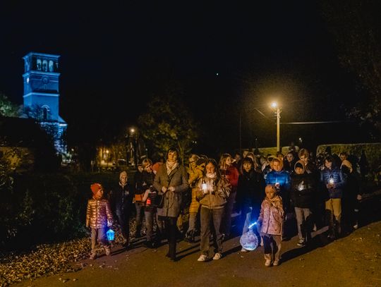 Gdy zapadnie zmrok, biorą fakle i ruszają na cmentarz