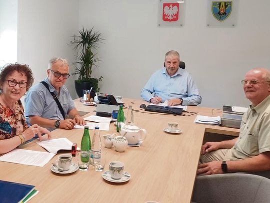 Prace przy budowie kanalizacji sanitarnej w Dańcu — wykopy, rury i sprzęt budowlany na jednej z lokalnych ulic.