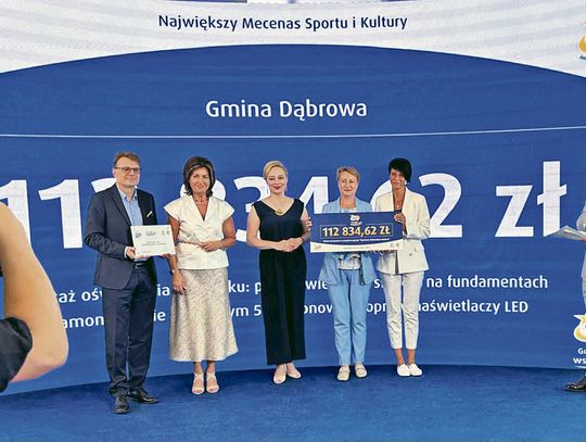 Przedstawicielki gminy Dąbrowa odbierają nagrodę LOTTO na Torze Służewiec w Warszawie