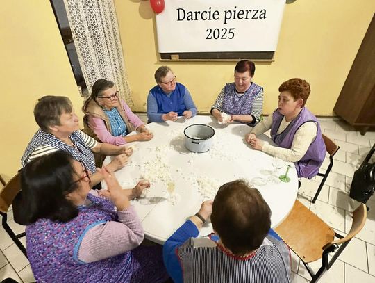Mieszkańcy Śląska Opolskiego podczas tradycyjnego darcia pierza, czyli szkubaczek, które łączą pokolenia i przypominają dawne zwyczaje wiejskie.