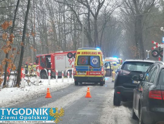 Groźne zderzenie w Nowej Schodni: Audi wjechało pod pociąg Intercity