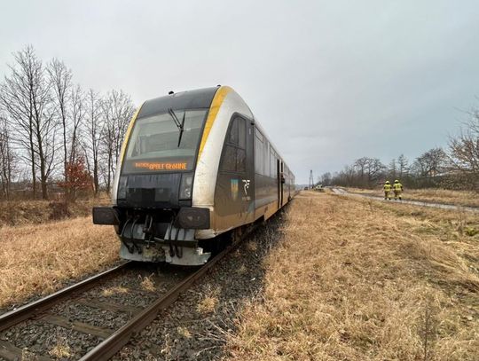 Groźnie na przejeździe w Kotorzu Małym. Osobówka zderzyła się z szynobusem