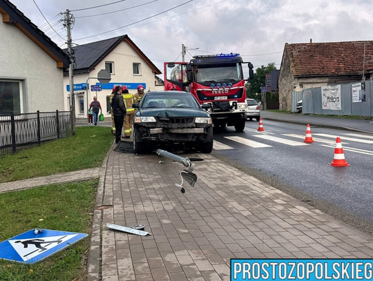 Groźnie w centrum Tarnowa Opolskiego! Volkswagen wypadł z drogi i staranował latarnię