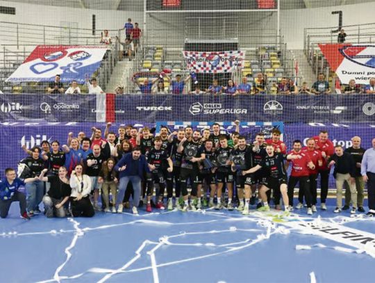 Zawodnicy Gwardii Opole świętują zwycięstwo podczas meczu Orlen Superligi w Stegu Arenie