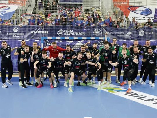 Zawodnicy Gwardii Opole świętują zwycięstwo nad Zagłębiem Lubin w Stegu Arenie