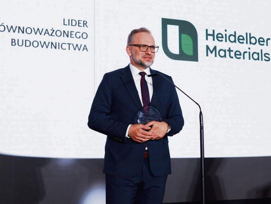 Andrzej Losor odbiera nagrodę Lidera Zrównoważonego Budownictwa podczas Sustainable Economy Summit