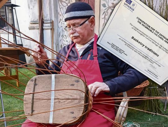 Certyfikat UNESCO potwierdzający wpis tradycji plecionkarskich z gminy Dobrzeń Wielki na listę niematerialnego dziedzictwa