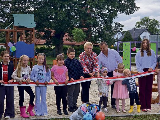 Huśtawki, wóz konny  i wspólna zabawa