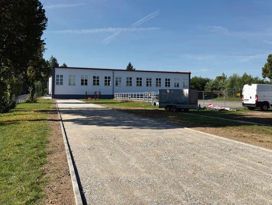 Inwestycje w szkołach gminy Dąbrowa – nowe boisko, bieżnia i infrastruktura edukacyjna