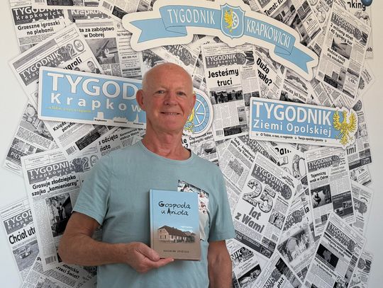Zbigniew Stańczak, pisarz z Niwek, prezentuje swoje książki o lokalnych legendach i historii Opolszczyzny.