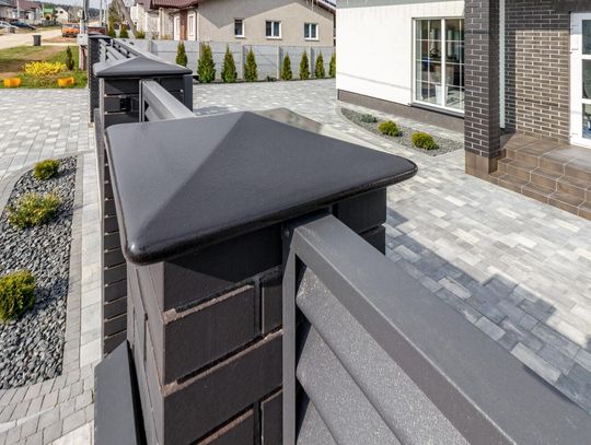 Jak dobrać daszki ogrodzeniowe do stylu ogrodzenia i domu?