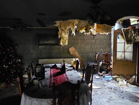 Jedna noc zabrała mu wszystko. Tragiczny pożar w Sarnach Wielkich. Trwa zbiórka dla pana Jacka Zniszczone wnętrze domu po pożarze w Sarnach Wielkich w gminie Niemodlin