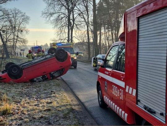 Jedna osoba ranna, surowy mandat - dachowanie na śliskiej drodze pod Miedzianą Jedna osoba ranna, surowy mandat - dachowanie na śliskiej drodze pod Miedzianą