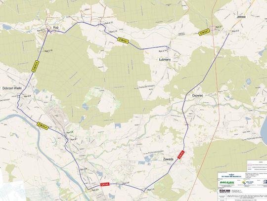 Zamknięty przejazd kolejowy w Jełowej na ul. Dworcowej z oznakowaniem objazdów i pracami PKP PLK.