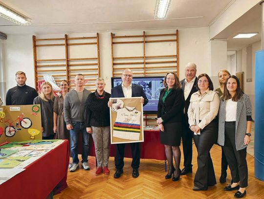 Wystawa poświęcona Joachimowi Halupczokowi, mistrzowi świata w kolarstwie i srebrnemu medaliście olimpijskiemu, w szkole podstawowej w Dębiu