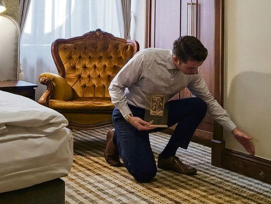 Ponad 100‑letnia pocztówka znaleziona za listwą podłogową w pałacu w Mosznej