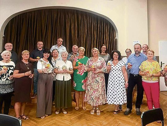 Członkinie i członkowie Koła Gospodyń Wiejskich „Gospodarni” z Ciepielowic podczas wspólnego wydarzenia integracyjnego.