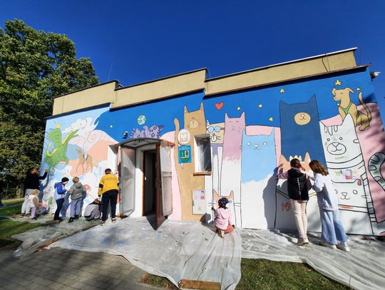 Kiedy smok spotyka rycerza, a kot bawi się światem – nowy mural w podopolskiej wsi