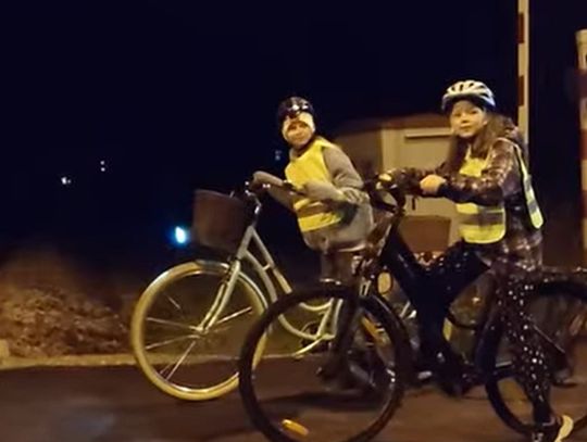 Kiedy zapadł zmrok… młodzi strażacy ruszyli w drogę