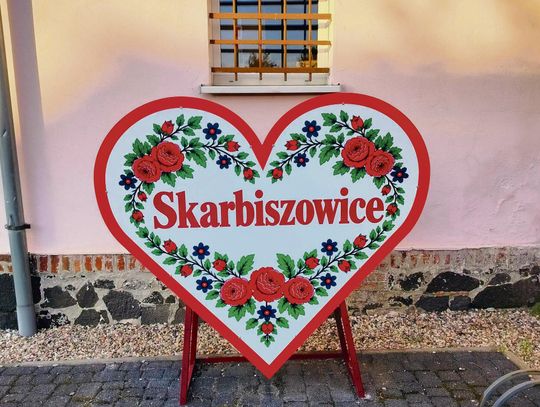 Serce na nakrętki w Skarbiszowicach w gminie Tułowice z nazwą miejscowości i dekoracyjnym wzorem inspirowanym strojami ludowymi.