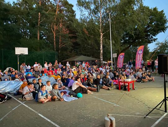 Kino plenerowe nad Jeziorem Średnim w Turawie podczas wakacyjnego seansu