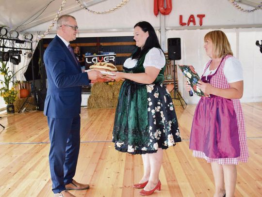 Korowód dożynkowy w Chobiu — przystrojone ciągniki, przebrania uczestników i dekoracje na ulicach miejscowości.