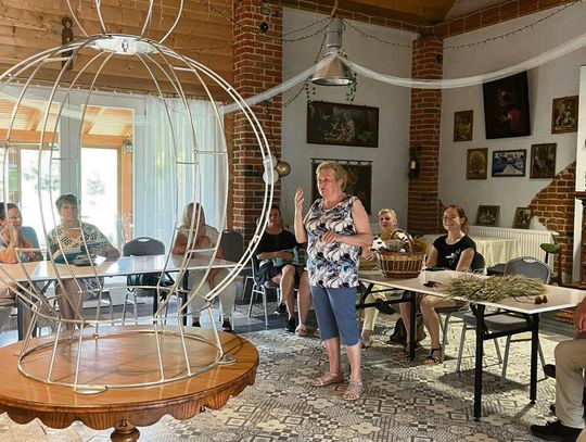 Korona dożynkowa wykonana przez mieszkanki Krasiejowa na Opolszczyźnie