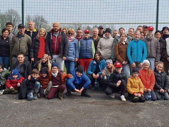 Mieszkańcy Krasiejowa podczas akcji sprzątania w ramach Dnia Ziemi