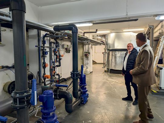 Odnowiona kryta pływalnia przy Zespole Szkół w Tułowicach po modernizacji wartej 1,5 mln zł. Z basenu ponownie korzystają uczniowie, a odpłatne wejścia dla mieszkańców mają ruszyć na początku listopada.