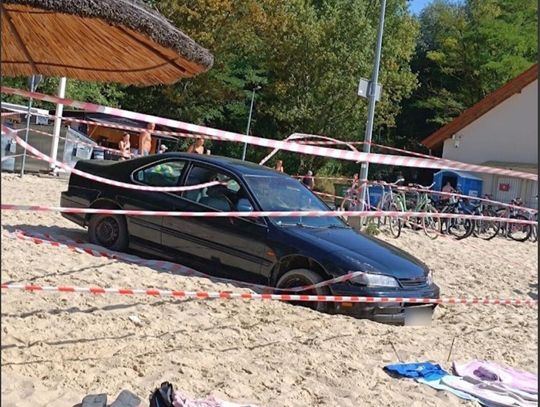 Ktoś zaparkował na plaży?