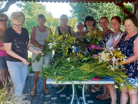 Seniorki z Klubu Seniora w Nakle przygotowują bukiety z ziół, traw i kwiatów przed świętem Wniebowzięcia NMP.