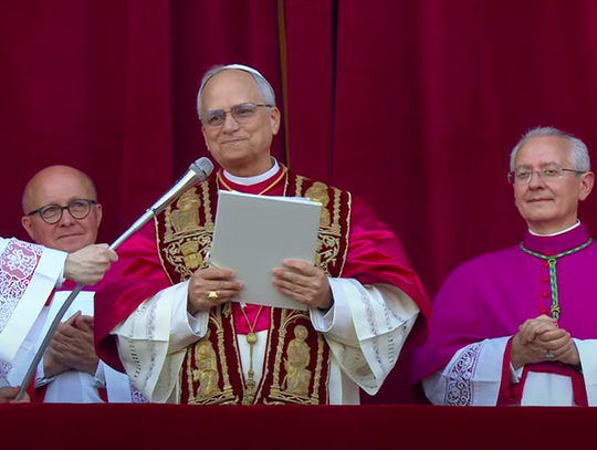 Papież Leon XIV – kard. Robert Francis Prevost, pierwszy papież z USA, podczas uroczystości na Placu św. Piotra.