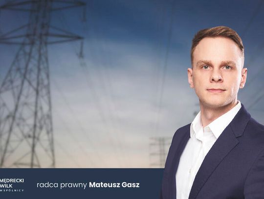 Słup energetyczny i linie wysokiego napięcia na prywatnej działce – służebność przesyłu i prawa właścicieli nieruchomości w powiecie opolskim.