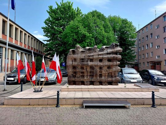 Mieszkańcy gminy Ozimek biorący udział w majówkowych wydarzeniach: sprzątaniu świata, obchodach 3 Maja i grze terenowej