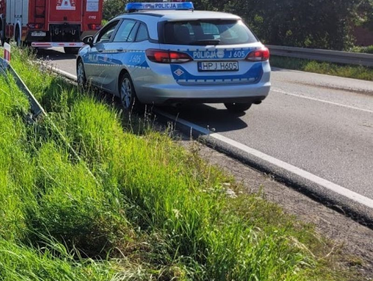 Policja i prokurator prowadzą czynności w miejscu odnalezienia zwłok mężczyzny przy drodze krajowej nr 46 między Opolem a Lędzinami.