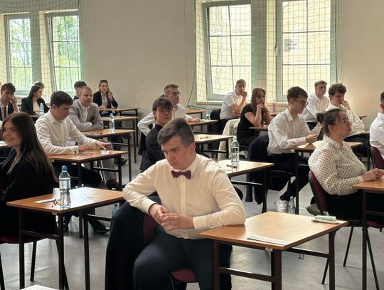 Maturzyści z Opola odbierający wyniki egzaminu maturalnego 2026 w szkołach ponadpodstawowych