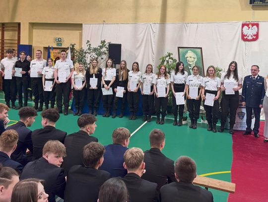 Maturzyści pożegnali szkoły. Wzruszenia, podziękowania  i nagrody Starosty Opolskiego