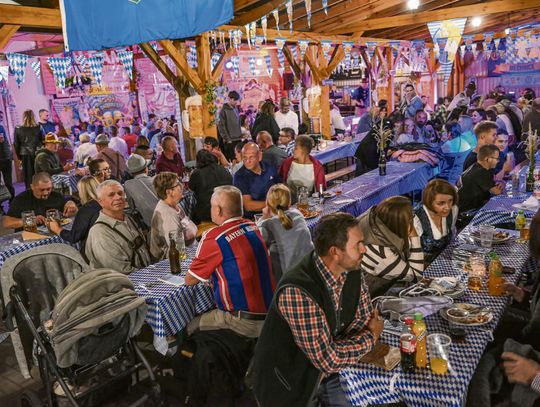 Oktoberfest w Mechnicach – mieszkańcy gminy Dąbrowa podczas dożynek piwnych w bawarskim klimacie