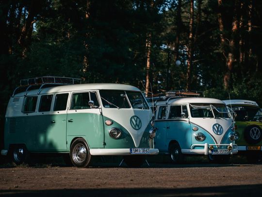 Kolorowe Garbusy i klasyczne busy Volkswagena ustawione na terenie Ośrodka Wypoczynkowego „Żwirek” podczas III Zlotu „ŁOpolskie Klimaty”.