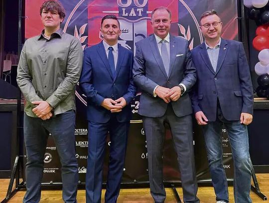 Uczestnicy jubileuszu 80‑lecia MKS Polonia Prószków‑Przysiecz na stadionie w Prószkowie podczas turniejów i koncertów